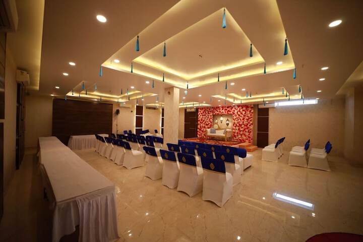 Ballroom/Hall 19 of 21