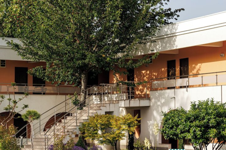 Hotel Exterior 84 of 87
