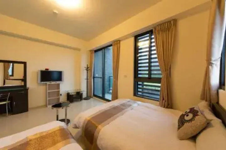 Room 4 of 9