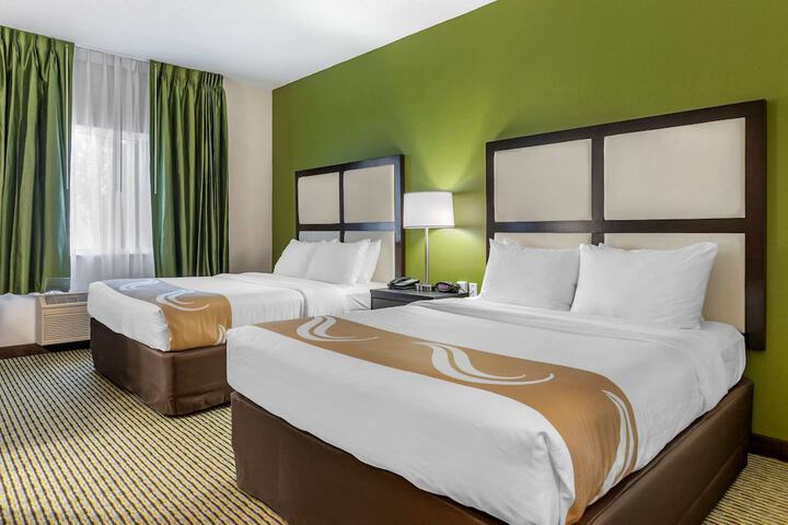 2 Queen Beds (7 of 10)