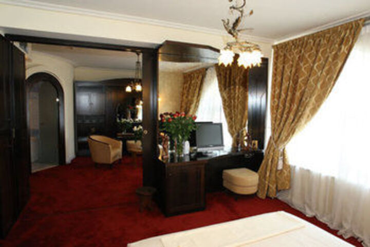 Room 11 of 20