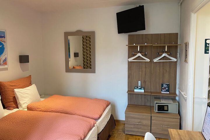 Room 5 of 76