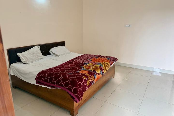 Room 5 of 32