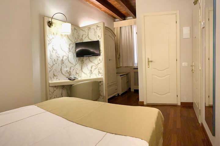 Room 25 of 112