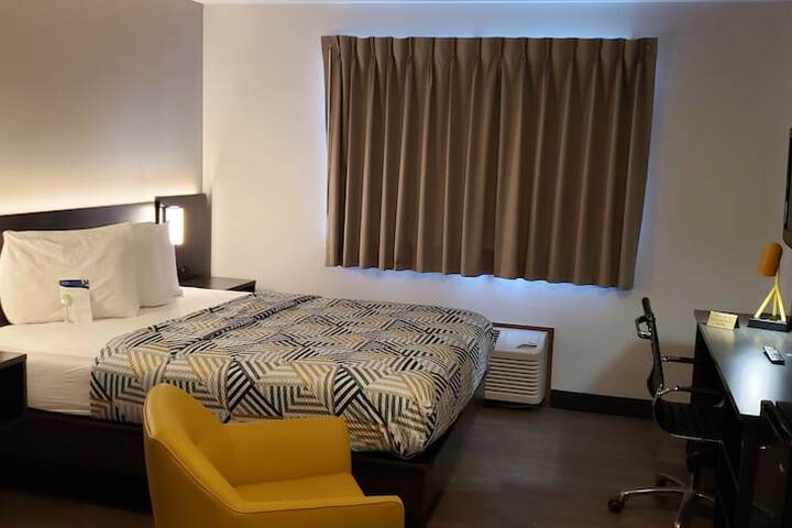 1 Queen Bed Micfridge (7 of 9)