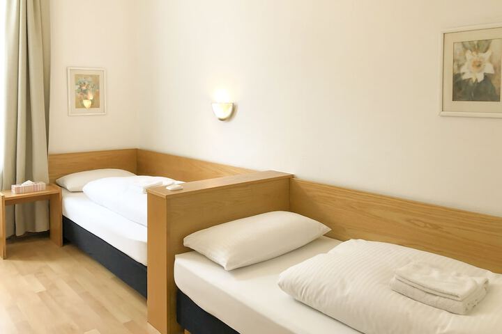 Room 10 of 34