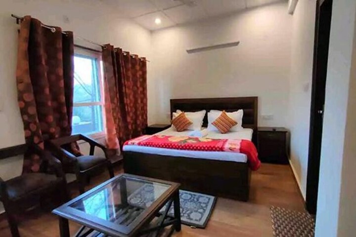 Room 6 of 12