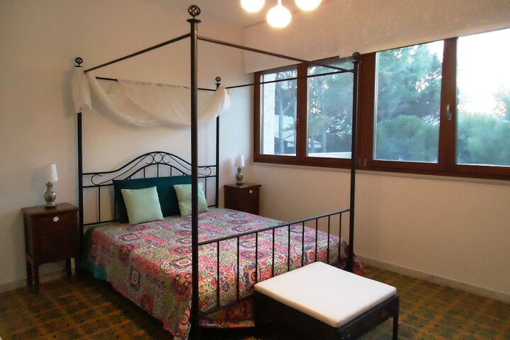 Room 3 of 48