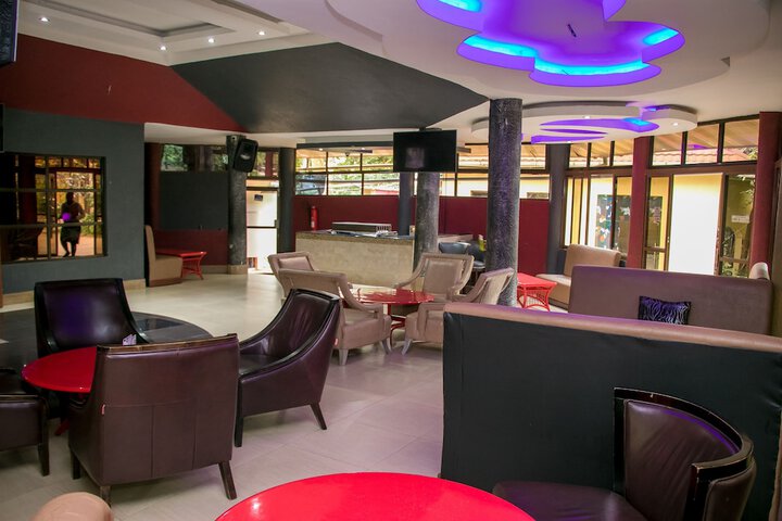 Lounge 32 of 49