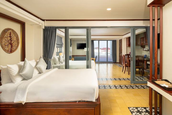 Room 32 of 79