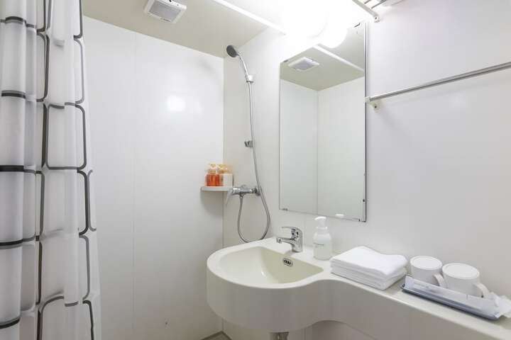 Room 7 of 12