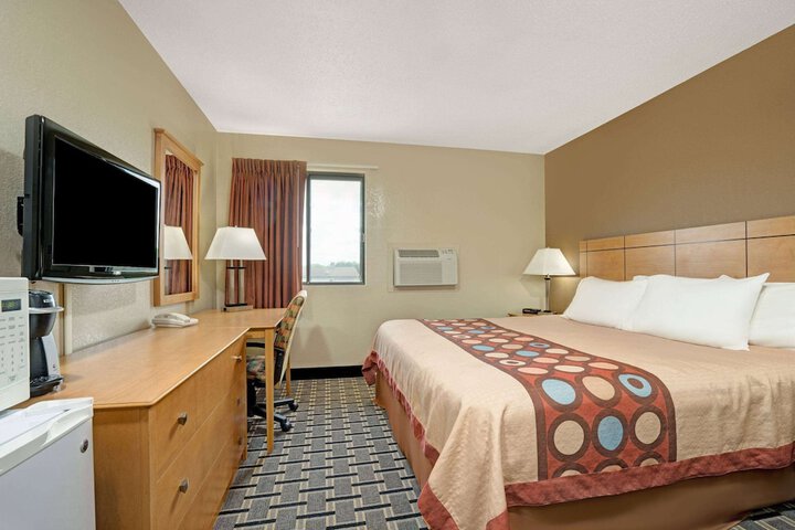 1 King Bed (3 of 6)
