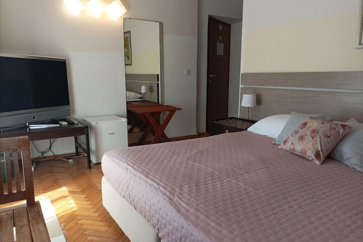 Room 9 of 31