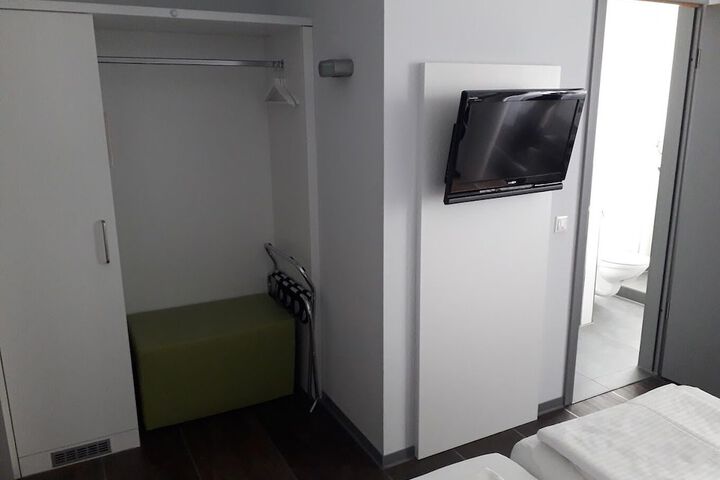 Room 9 of 18