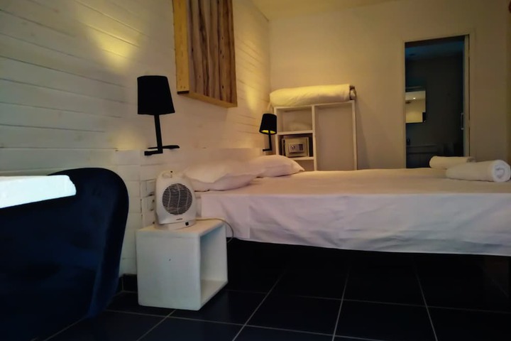 Room 4 of 81
