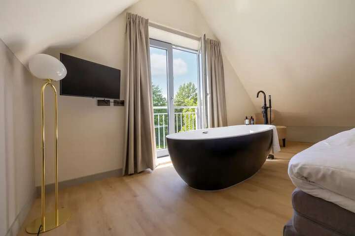 Room 4 of 13