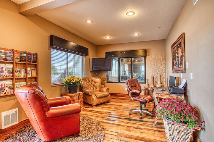 Business Center 17 of 25