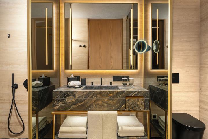 Room 52 of 89