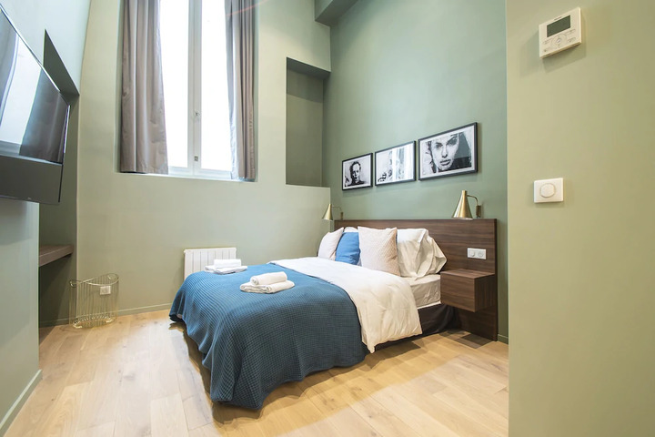 Room 8 of 9