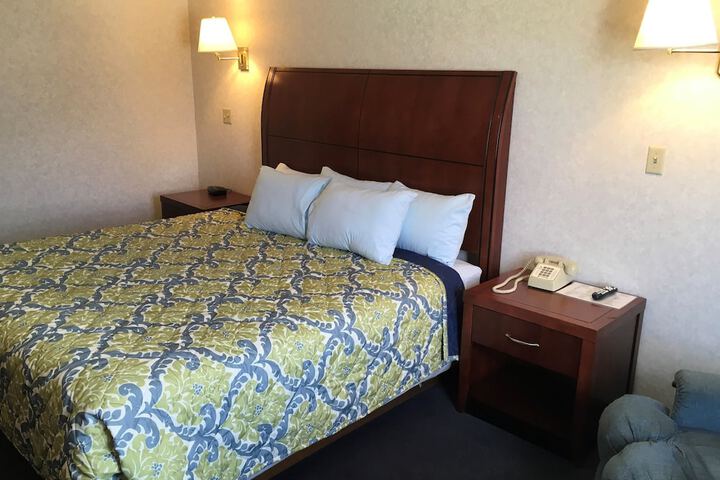 1 Queen Bed (4 of 13)