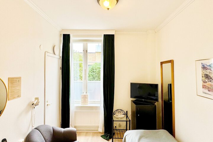 Room 43 of 212