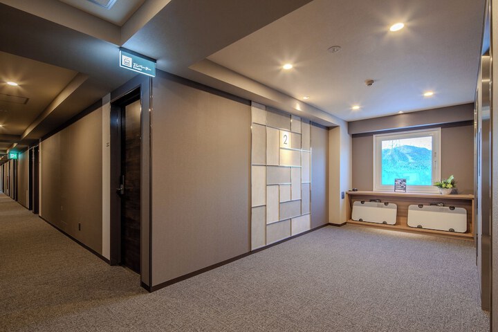 Ballroom/Hall 32 of 34
