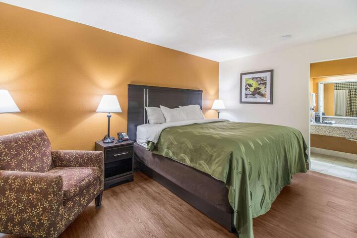 1 King Bed (12 of 30)