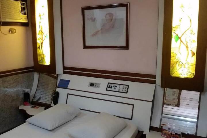 Room 13 of 28