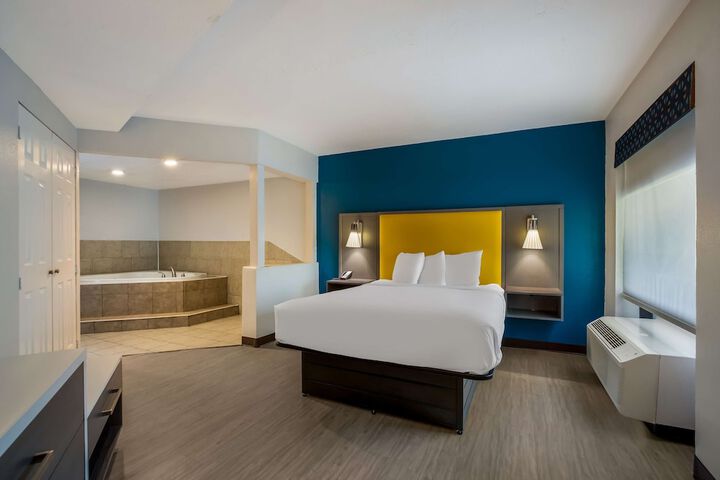 2 Queen Beds High Speed Internet Accessible Microwave and Refrigerator, Coffee Maker Iron and Ironing Board Hairdryer Continental Breakfast (12 of 15)