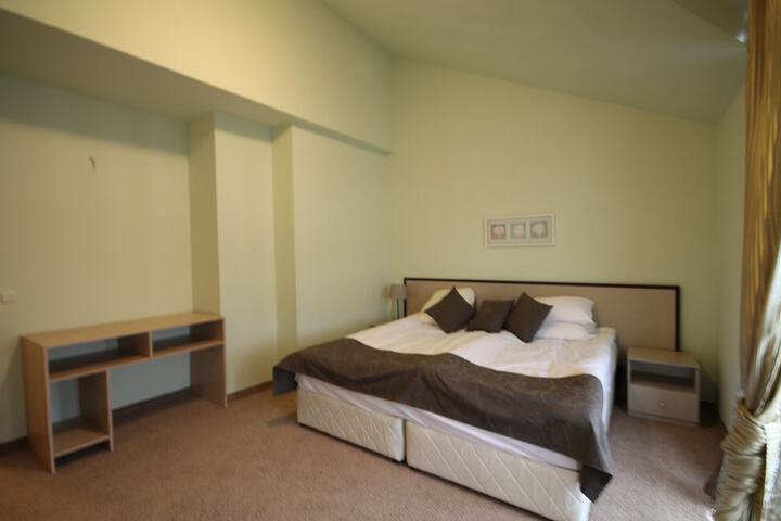 Room 7 of 96