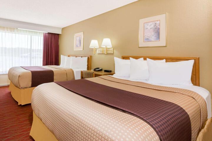 2 Queen Beds (3 of 3)