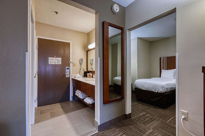 Room 28 of 68