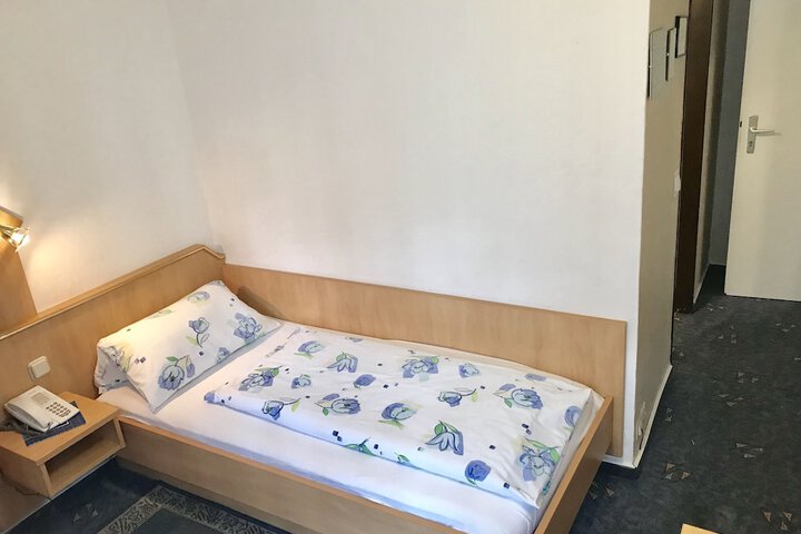 Room 6 of 13