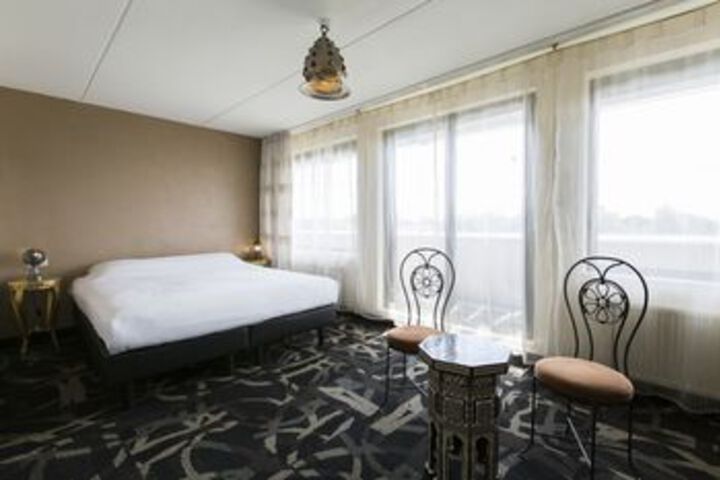 Room 42 of 77