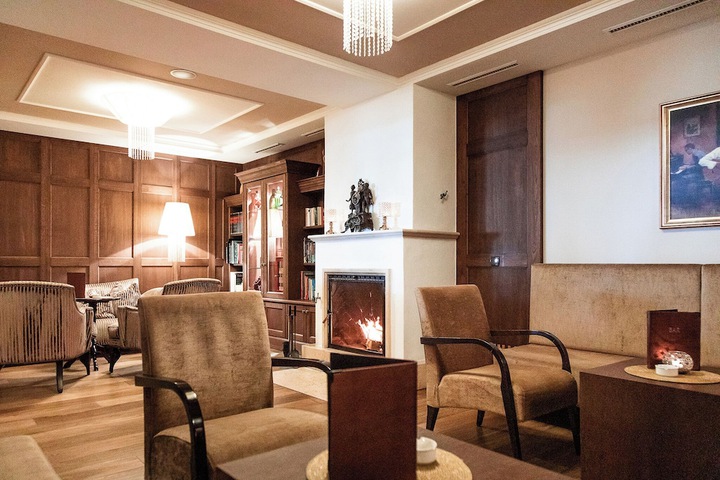 Lounge 105 of 133