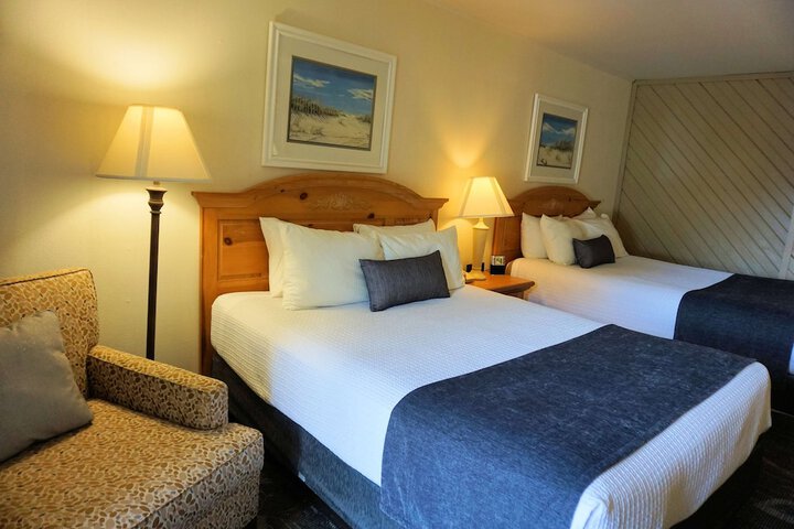 1 Queen Bed (10 of 14)
