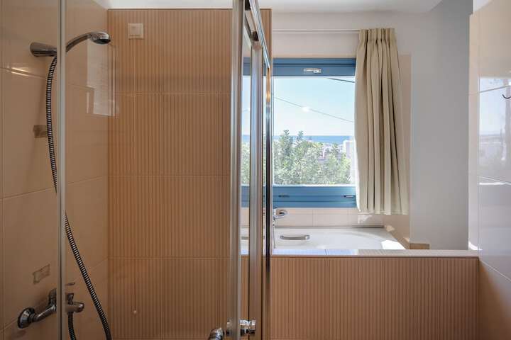 Room 43 of 86
