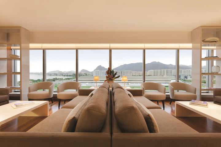 Lounge 101 of 108