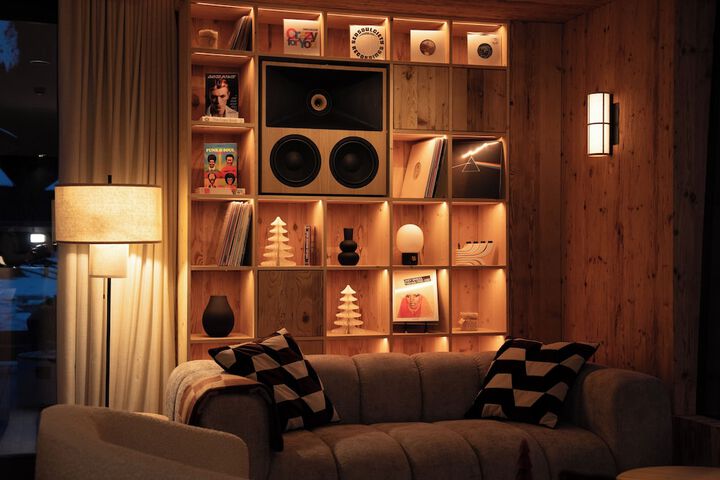 Lounge 132 of 147