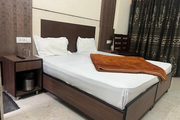 Room 4 of 7