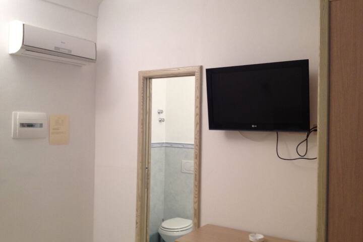 Room 11 of 25