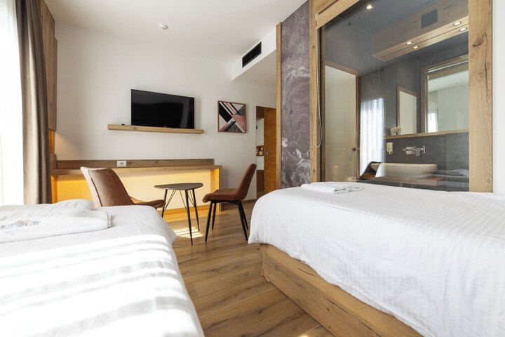 Room 9 of 26