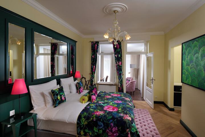 Room 6 of 28