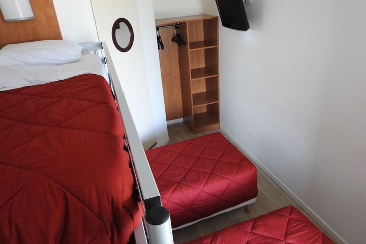 Room 11 of 32