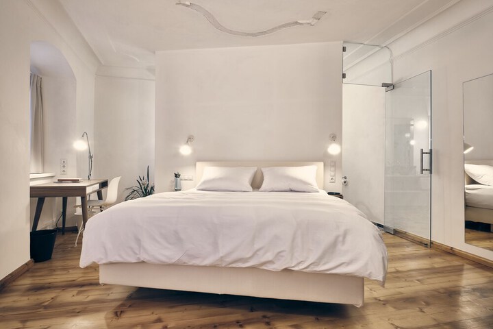Room 13 of 37