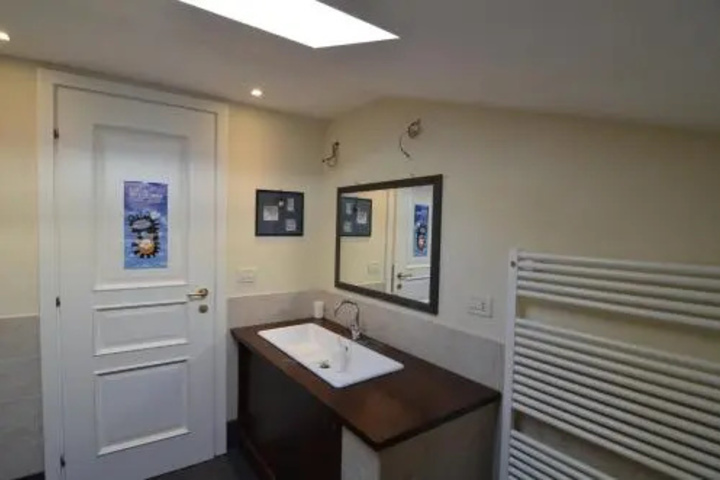 Room 4 of 8