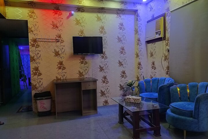 Room 4 of 18