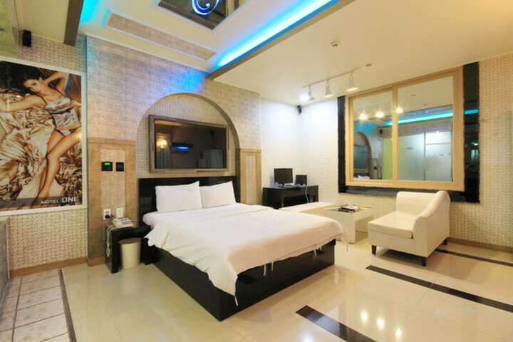 Room 15 of 33