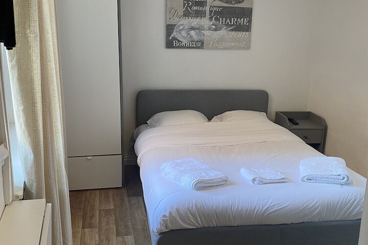 Room 4 of 8