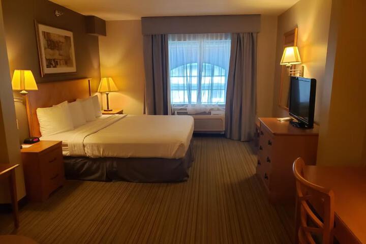 1 King Bed (2 of 41)